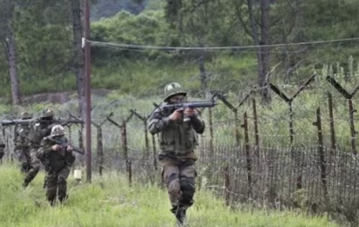 ಜಮ್ಮು ಮತ್ತು ಕಾಶ್ಮೀರದ ಮೂರು ಗಡಿ ಜಿಲ್ಲೆಗಳಲ್ಲಿ ಪಾಕ್ ಅಪ್ರಚೋದಿತ ಗುಂಡಿನ ದಾಳಿ ನಡೆಸಿದ್ದು, ಸತತ 8ನೇ ದಿನದ ರಾತ್ರಿಯೂ ಕದನ ವಿರಾಮ ಉಲ್ಲಂಘನೆ, ಭಾರತೀಯ ಸೇನೆಯಿಂದ ದಿಟ್ಟ ಉತ್ತರ.