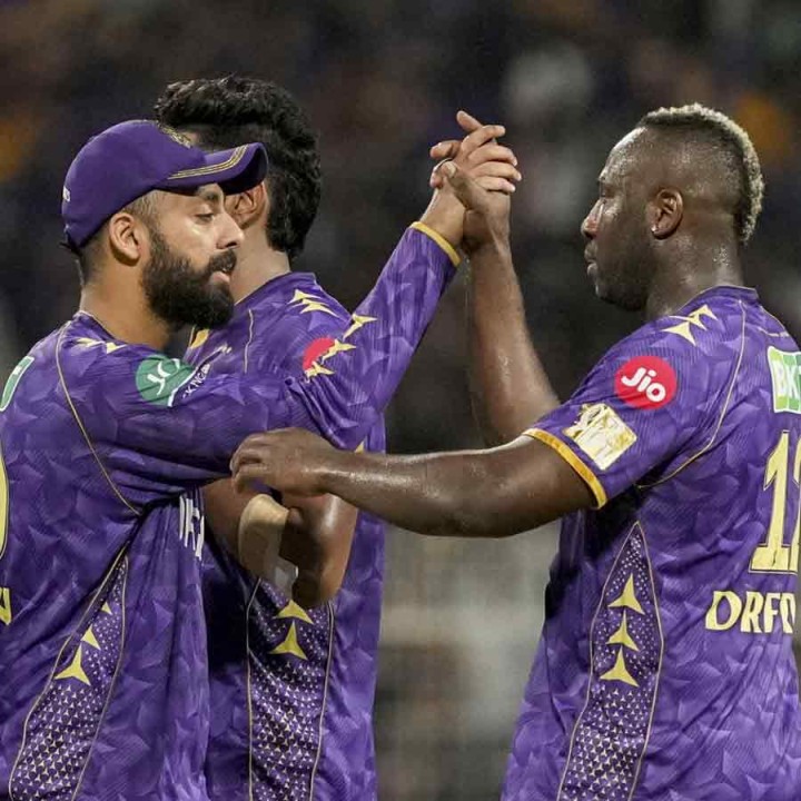 আইপিএলে এখন প্লে-অফে ওঠার হাড্ডাহাড্ডি লড়াই চলছে। কোনও দলই এখনও নিজেদের জায়গা পাকা করতে পারেনি। শীর্ষে থাকা রয়্যাল চ্যালেঞ্জার্স বেঙ্গালুরু ১১ ম্যাচে ১৬ পয়েন্ট পেয়েছে। তাদের চেয়ে ৫ পয়েন্টে পিছিয়ে কলকাতা।