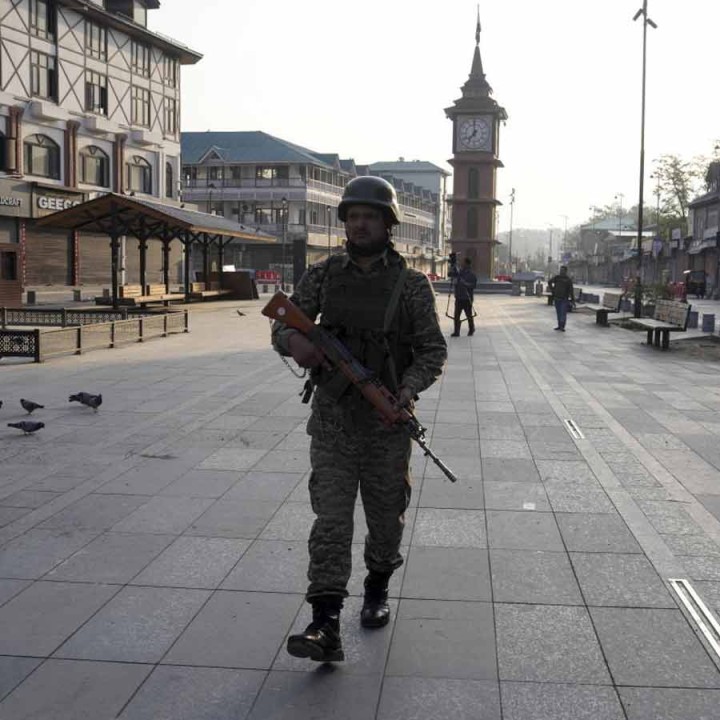 পহেলগাঁও থানার ওসি ছিলেন রেয়াজ় আহমেদ। তাঁকে অনন্তনাগ থানায় বদলি করা হয়েছে। আর পহেলগাঁও থানার ওসি হয়েছেন পির গুলজ়ার আহমেদ।
