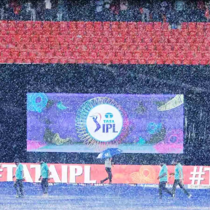 আইপিএলে টিকে থাকতে গেলে সব ম্যাচ জিততেই হত সানরাইজার্স হায়দরাবাদকে। সোমবার ঘরের মাঠে দিল্লিকে ১৩৩ রানে আটকে রেখে জয়ের স্বপ্ন দেখতে শুরু করেছিল তারা। বাধ সাধল প্রকৃতি। বৃষ্টিতে ম্যাচ ভেস্তে যাওয়ায় ছিটকে গেল তারা।
