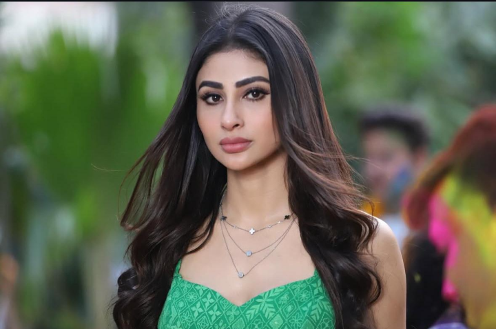 Hot Mouni Roy