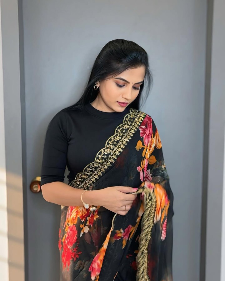 சேலையில் சூப்பரா இருக்காங்க!!