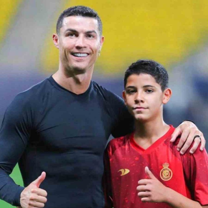 পিতা পর্তুগালের সর্বকালের অন্যতম সেরা ফুটবলার। তাঁর দেখানো পথেই হাঁটতে শুরু করেছে পুত্র। দেশের হয়ে প্রথম বার খেলার সুযোগ পেয়েছে ক্রিশ্চিয়ানো রোনাল্ডোর পুত্র। পর্তুগালের অনূর্ধ্ব-১৫ দলে ডাক পেয়েছে সে।