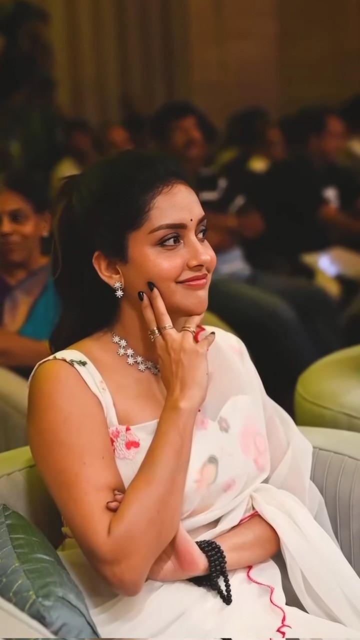 சும்மா ஒரு சிரிப்புலயே mind voice mute ஆகுது!