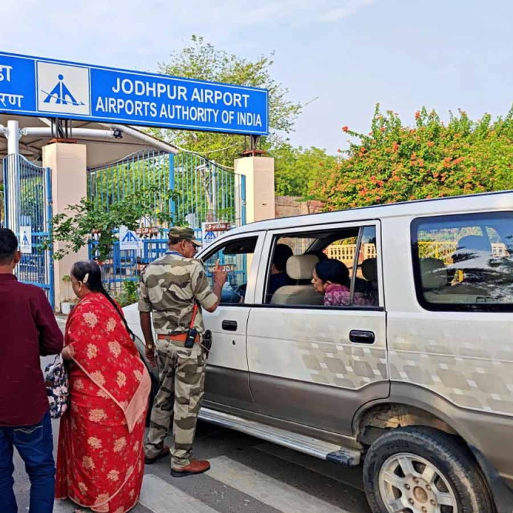 পহেলগাঁও কাণ্ডের জেরে পাকিস্তানে ভারতীয় সেনার প্রত্যাঘাতের পর দেশের বিমানবন্দরগুলিতে অতি সতর্কতামূলক পদক্ষেপ করা হয়েছে। দ্য টাইমনস অফ ইন্ডিয়া-র প্রতিবেদন বলছে, উত্তর, মধ্য এবং পশ্চিম মিলিয়ে দেশের প্রায় ২৭টি বিমানবন্দর ইতিমধ্যেই বন্ধ করে দেওয়া হয়েছে। আগামী ১০ মে অর্থাৎ শনিবার পর্যন্ত বিমানবন্দরগুলি বন্ধ রাখার সিদ্ধান্ত নেওয়া হয়েছে।