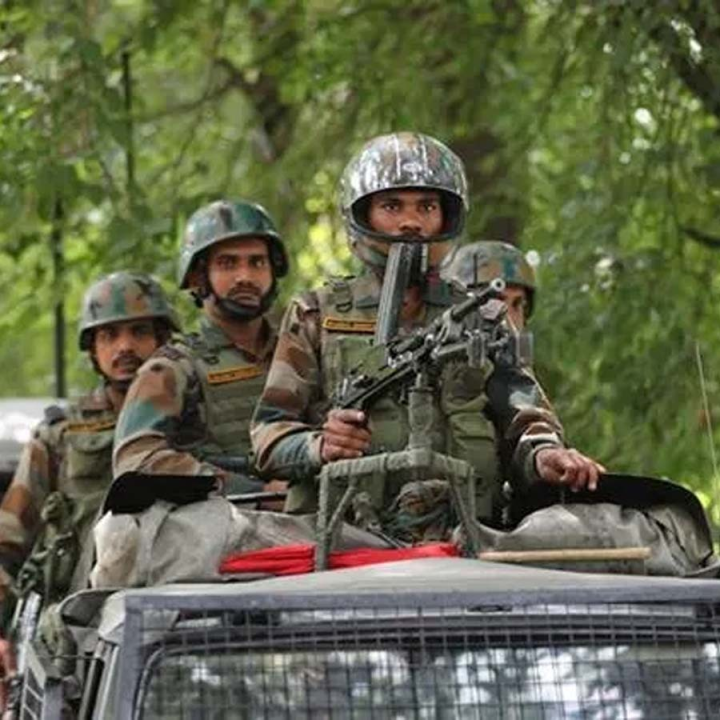 ‘এয়ার সাইরেন’ বেজে উঠল চণ্ডীগড়ে। সম্ভাব্য হামলার আশঙ্কাতেই এই পদক্ষেপ করা হয়েছে বলে প্রশাসনিক সূত্রে খবর। চণ্ডীগড়ের জেলাশাসকের তরফে বাসিন্দাদের প্রত্যেককে ঘরের ভিতরে থাকার পরামর্শ দেওয়া হয়েছে।