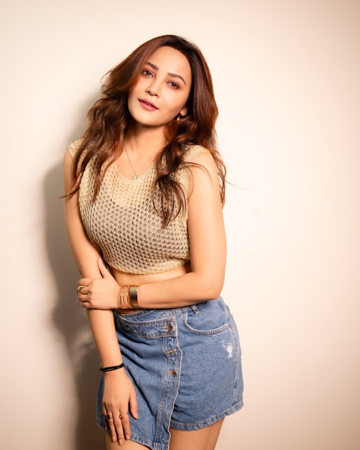 Mere dil ki duniya hai teri aankhon mein