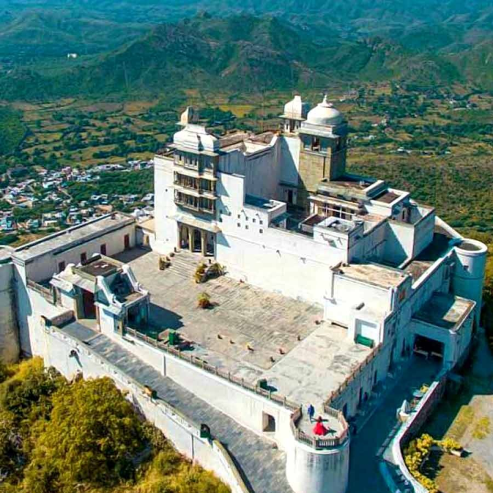 মেওয়ারের মহারানা সজ্জন সিংহ ১৮৮৪ সালে  প্রাসাদটি নির্মাণ করেন। তাঁরই নামে নামকরণ। পাহাড়ের মাথার এই প্রাসাদ থেকে দৃশ্যমান উদয়পুরের বিস্তীর্ণ অংশ।