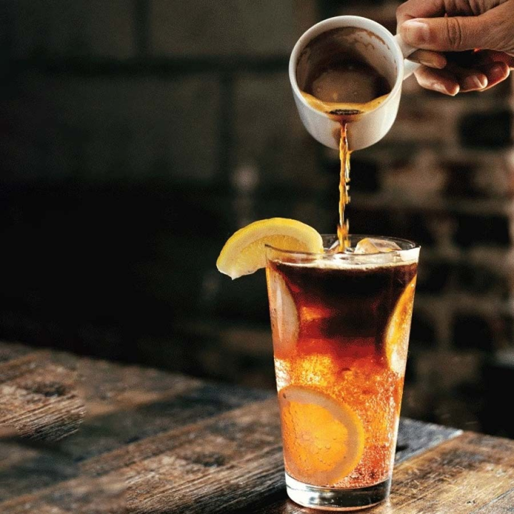 লেবুর জলের টক ভাব এবং কালো কফির তেতো ভাব, এই রেসিপিতে দুই স্বাদের তীব্রতা কমে গিয়েও গুণাগুণ থাকবে অক্ষুণ্ণ। এই পানীয় বিপাক হার বাড়ায় এবং হজমের প্রক্রিয়াকে উন্নত করে।