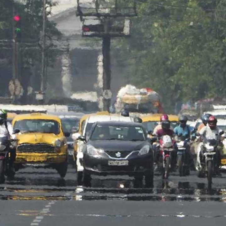 হাওয়া অফিসের পূর্বাভাস অনুযায়ী, আগামী কয়েক একাধিক জেলায় তাপপ্রবাহের সম্ভাবনা রয়েছে। তবে ঝড়বৃষ্টিও হতে পারে একইসঙ্গে। কলকাতার তাপমাত্রা ইতিমধ্যে ৪০ ডিগ্রির কাছাকাছি পৌঁছে গিয়েছে।