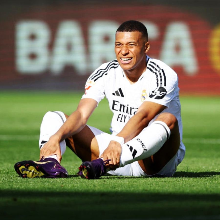 ঘরের মাঠ অলিম্পিক্স স্টেডিয়ামে রিয়াল মাদ্রিদকে ৪-৩ গোলে হারিয়ে লা লিগা প্রায় মুঠোয় বার্সেলোনার। বাকি তিনটি ম্যাচের একটিতে জিতলেই ট্রফি তাদের। কিলিয়ান এমবাপে হ্যাটট্রিক করেও রিয়ালকে জেতাতে পারলেন না।