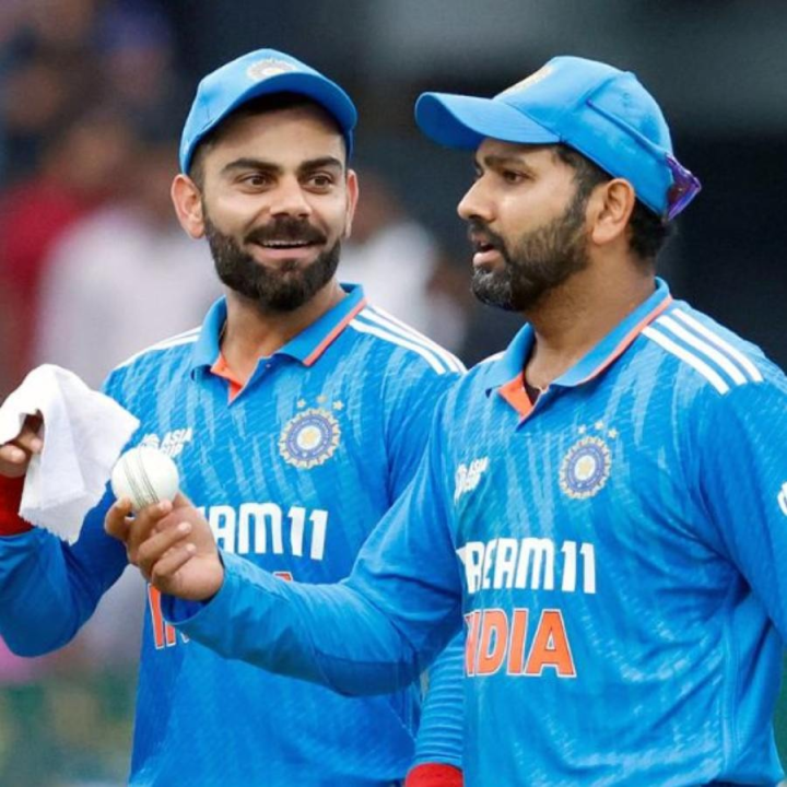 ভারতীয় দলের সূচিতে আগামী তিন মাস এক দিনের ম্যাচ নেই। ইংল্যান্ডের সঙ্গে পাঁচ ম্যাচের টেস্ট সিরিজ় শুরু হবে ২০ জুন থেকে। ফলে এখনই দেশের হয়ে খেলার সুযোগ নেই বিরাট কোহলি-রোহিত শর্মার।