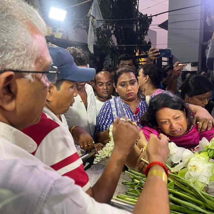 বিজেপি নেতা দিলীপ ঘোষের স্ত্রী রিঙ্কু মজুমদারের একমাত্র পুত্রের রহস্যমৃত্যুর ৭-৮ ঘণ্টা পরে সামনে এল ময়নাতদন্তের প্রাথমিক রিপোর্ট। তাতে কোথাও ‘ফাউল প্লে’ কিংবা আত্মহত্যার উল্লেখ নেই। প্রাথমিক ওই রিপোর্ট থেকে জানা যাচ্ছে, আইটি কর্মী সৃঞ্জয় দাশগুপ্তের হৃদ্‌যন্ত্র, লিভার এবং কিডনি স্বাভাবিকের চেয়ে বড় ছিল। চিকিৎসকেরা জানাচ্ছেন, রক্তচাপের সমস্যা থাকলে এই লক্ষণগুলি দেখা যায়�