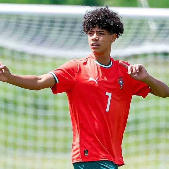 পর্তুগালের জার্সিতে অভিষেক হল ক্রিশ্চিয়ানো রোনাল্ডোর পুত্র রোনাল্ডো জুনিয়রের। অনূর্ধ্ব-১৫ খেলায় জাপানকে ৪-১ গোলে হারাল পর্তুগাল।ভাল খেললেও অবশ্য গোল করতে পারেনি রোনাল্ডো জুনিয়র। পিতার মতোই ৭ নম্বর জার্সি পরে খেলে সে।