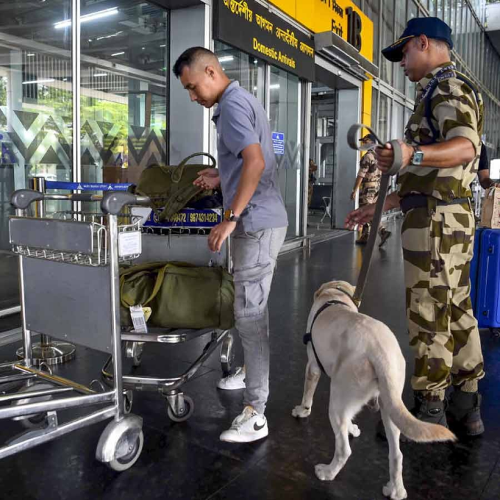 কলকাতা বিমানবন্দরে বোমাতঙ্ক। মঙ্গলবার ইন্ডিগোর একটি বিমানে বোমা রাখা আছে দাবি করে ফোন আসে বিমানবন্দর কর্তৃপক্ষের কাছ। সেই ফোন পাওয়ার পরই তৎপরতা লক্ষ করা যায়। তড়িঘড়ি সংশ্লিষ্ট ওই বিমান থেকে যাত্রীদের নামিয়ে অন্যত্র সরিয়ে নিয়ে যাওয়া হয়। জারি সতর্কতাও।