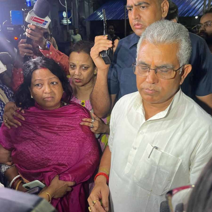 মঙ্গলবার সন্ধ্যায় নিমতলা শ্মশানে সৃঞ্জয়ের দেহের সামনে দাঁড়িয়ে বিজেপি নেতা দিলীপের আক্ষেপ, ‘‘পুত্রসুখ হল না, পুত্রশোক পেলাম।’’