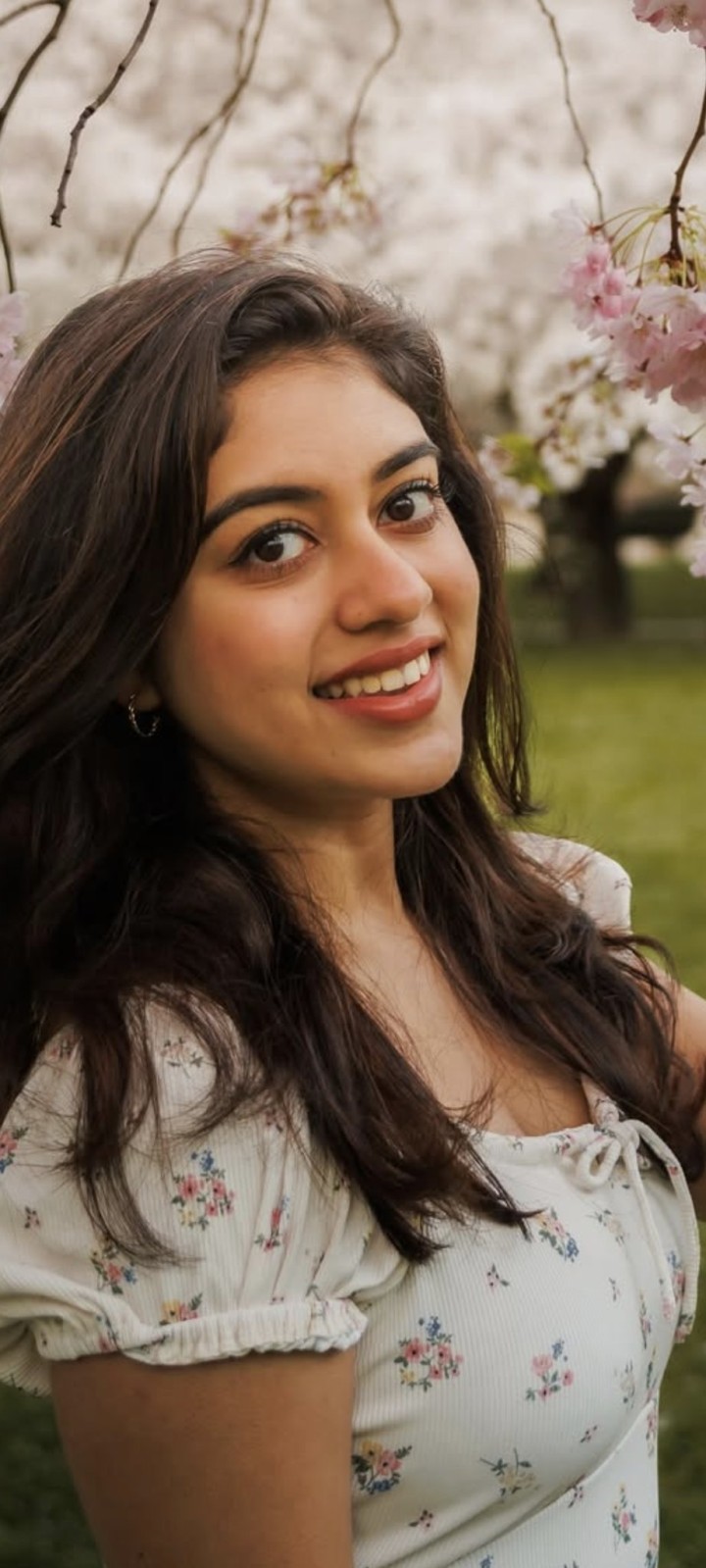 வானவில் கூட வெட்கப்படுது – அவளோட ட்ரெஸ்ஸை பாத்து!