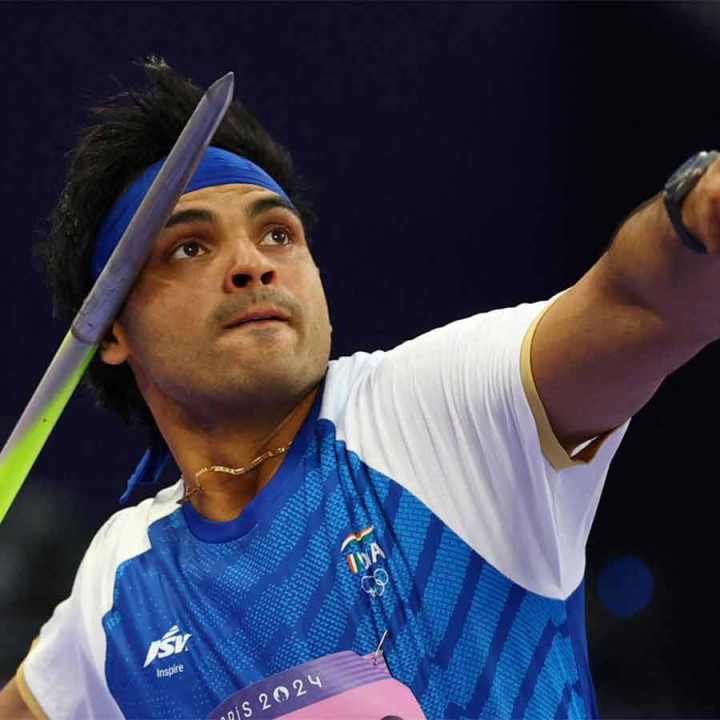 ভারতের সর্বকালের অন্যতম সেরা অ্যাথলিট নীরজ চোপড়াকে বড় সম্মান দিল প্রতিরক্ষামন্ত্রক। টোকিয়ো অলিম্পিক্সে সোনা, প্যারিস অলিম্পিক্সে রুপোজয়ী তারকা পেলেন টেরিটোরিয়াল আর্মির লেফটেন্যান্ট কর্নেল পদ। প্রতিরক্ষা মন্ত্রকের সাপ্তাহিক মুখপত্র 'গেজেট অফ ইন্ডিয়া'-তে এই ঘোষণা করা হয়েছে। তারকা জ্যাভলিন থ্রোয়ারের এই সাম্মানিক ১৬ এপ্রিল থেকে কার্যকর হয়েছে।