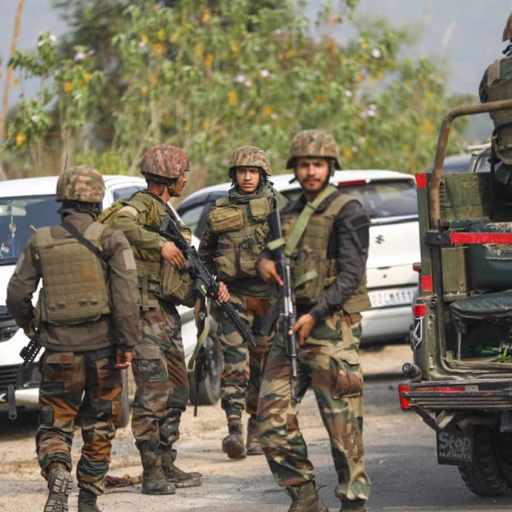 বৃহস্পতিবার ভোরে দক্ষিণ কাশ্মীরের পুলওয়ামা জেলায় জঙ্গিদের লুকিয়ে থাকার খবর পায় নিরাপত্তাবাহিনী। তার পরেই ভোর থেকে তল্লাশি অভিযান শুরু হয় অবন্তপোরার ত্রাল এলাকায়।