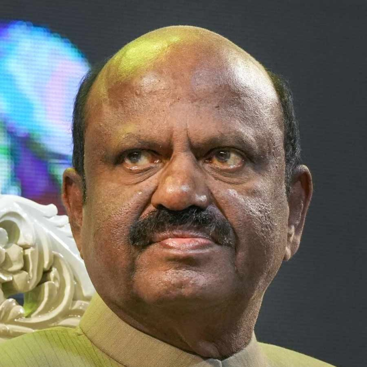 হাসপাতালের তরফে জানানো হয়েছে, প্রয়োজনীয় চিকিৎসার পর এখন সুস্থ রাজ্যপাল। চিকিৎসায় সাড়া মিলেছে। আপাতত রাজ্যপাল বোসের শারীরিক অবস্থা স্থিতিশীল। রক্তে অক্সিজেনের মাত্রা, রক্তচাপ, শর্করার মাত্রা— সবই স্বাভাবিক রয়েছে।