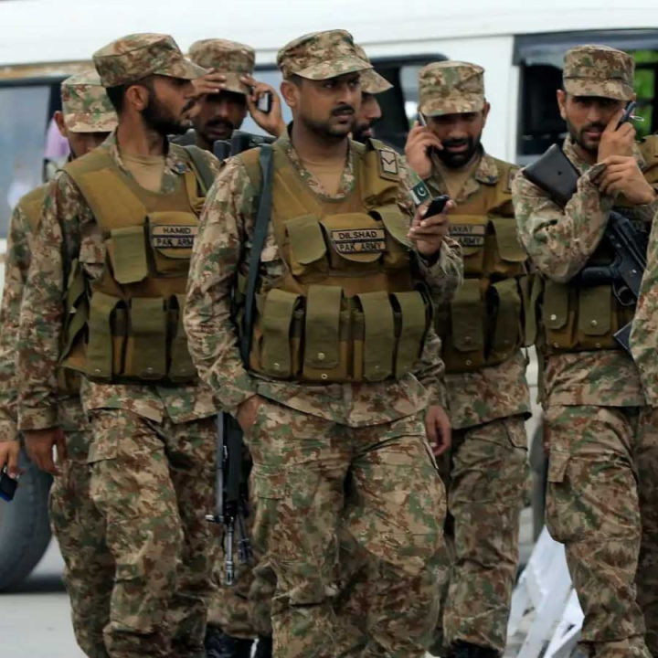 মণিপুরে সেনাবাহিনীর গুলিতে মৃত্যু হল ১০ জঙ্গির। বুধবার সে রাজ্যের মায়ানমার সীমান্ত লাগোয়া চান্দেল জেলায় জঙ্গিদের উপস্থিতির কথা জানতে পারে সেনা। তার পরেই ওই জেলার নিউ সামতাল গ্রামে শুরু হয় তল্লাশি অভিযান। অভিযান শুরু হতেই জঙ্গিদের তরফে গুলি ছোড়া শুরু হয়। পাল্টা গুলি চালিয়ে ১০ জঙ্গিকে নিকেশ করেন অসম রাইফেলসের সদস্যেরা।