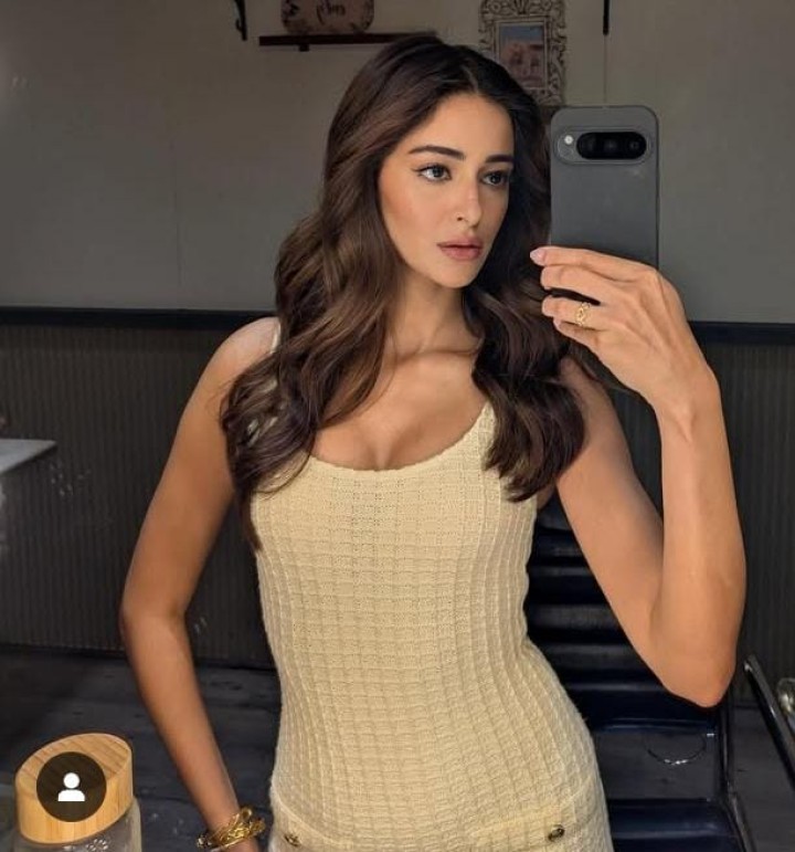 Ananya Pandey mirror selfie