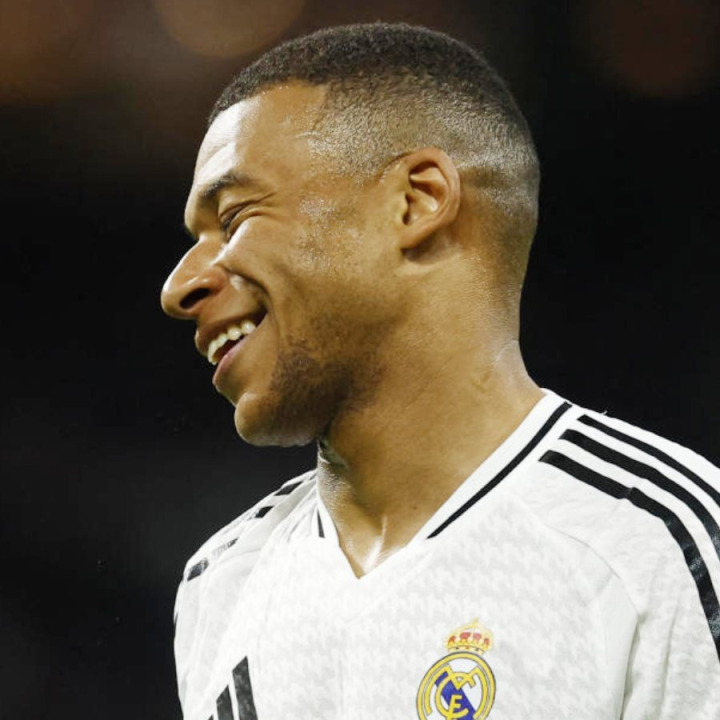 চলতি মরসুমে রিয়াল মাদ্রিদ ট্রফিহীন থাকতে পারে। কিন্তু কিলিয়ান এমবাপে একের পর এক নজির গড়ে চলেছেন। বুধবার রাতে মায়োরকাকে হারিয়েছে রিয়াল। ৭২ বছরের পুরনো একটি রেকর্ড ভেঙে দিয়েছেন এমবাপে। ক্রিশ্চিয়ানো রোনাল্ডোরও এই কৃতিত্ব নেই।