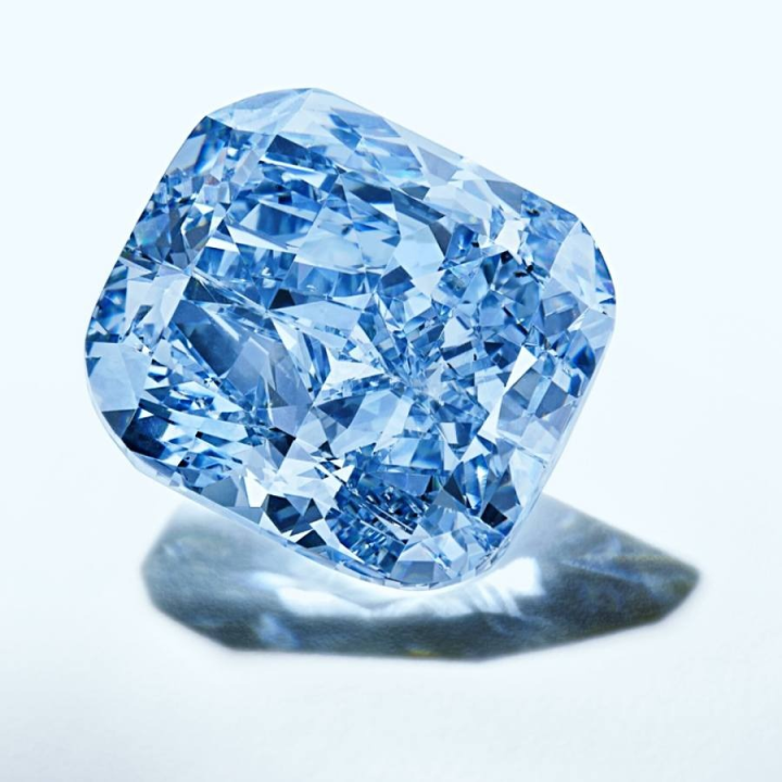 বুধবার জেনিভার সদেবির নিলামঘরে। ‘মেডিটেরেনিয়ান ব্লু’ নামের একটি নীল হিরে চড়া দামে বিক্রি হল সেখানে। সদেবির দাবি, সেটি এ বছরে এখনও পর্যন্ত বিক্রি হওয়া অন্যতম দামি রত্ন।ওজন ১০.০৩ ক্যারাট। আমেরিকার এক সংগ্রাহক সর্বোচ্চ দর হেঁকে হিরেটি ব্যক্তিগত সংগ্রহের জন্য কিনে নেন।