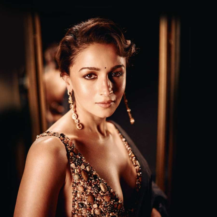 শুরু হয়ে গিয়েছে বহু প্রতীক্ষিত কান চলচ্চিত্র উৎসব। বলিউড থেকে কানের লাল গালিচায় কারা হাঁটবেন, তা নিয়ে অনুরাগীদের আগ্রহ থাকে তুঙ্গে। ভারত ও পাকিস্তানের উত্তপ্ত পরিস্থিতির জেরে সেই পরিকল্পনা বাতিল করেন অভিনেত্রী। যদিও তাঁর এক ঘনিষ্ঠ সূত্র জানিয়েছিলেন, ১০ দিন ধরে চলবে কান উৎসব। পরের দিকে তিনি আসবেন কি না তা নিয়ে এখনও আলোচনা চলছে।