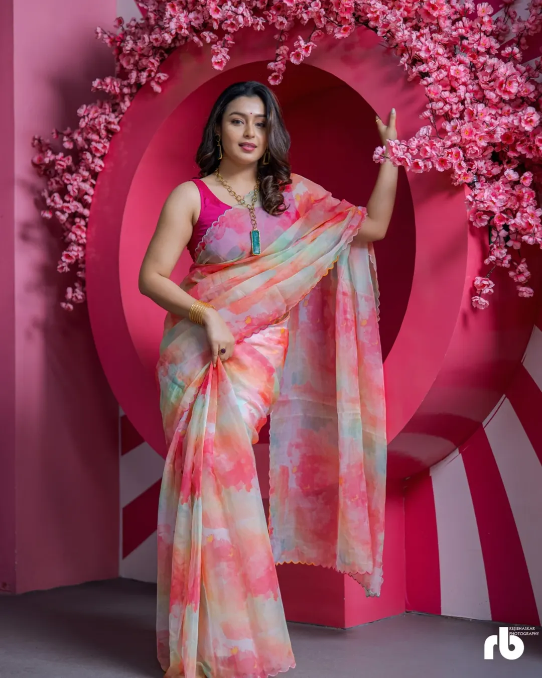 മോക്ഷ ഫാൻസ്‌ ഉണ്ടോ ഇവിടെ ?