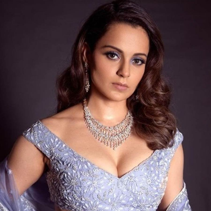 সিলভার কালারে অনন্য কঙ্গনা।
