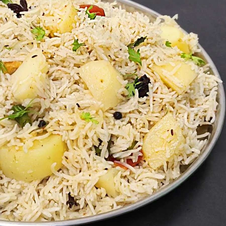 আলু খেতে কে না ভালবাসেন! ওজন নিয়ন্ত্রণে রাখার জন্য যাঁরা আলু বাঁচিয়ে চলেন, তাঁরাও সময়ে-অসময়ে প্রিয় আলুকে মিস্ করেন। সেই আলু দিয়েই বানিয়ে নিতে পারেন পোলাও।