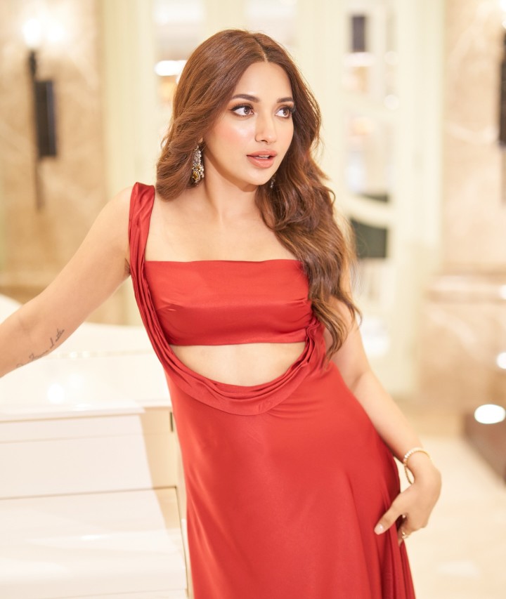 Teri aankhon mein meri zindagi ki sabse badi khushi hai