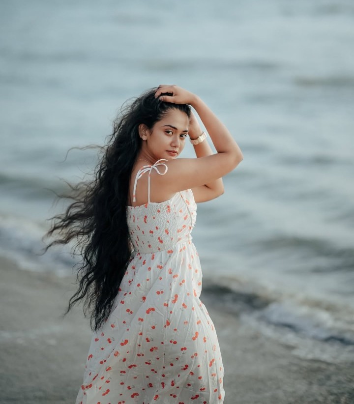 ഇങ്ങനെ നോക്കല്ലേ പെണ്ണെ