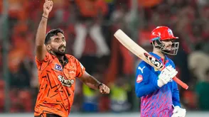 অভিষেক শর্মার বিধ্বংসী শতরান, দিল্লিকে হারিয়ে পয়েন্ট টেবলের তিনে উঠে এল হায়দরাবাদ