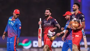 দিল্লি ক্যাপিটালস বনাম আরসিবি: মাত্র ৭৫ রানে অলআউট দিল্লি, ৯ উইকেটে ম্যাচ জিতলেন কোহলিরা
