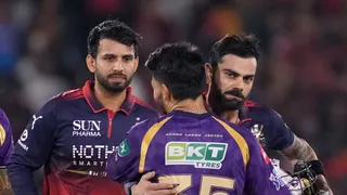 কেকেআরকে হারিয়ে শীর্ষে আরসিবি, প্লে-অফের লড়াই থেকে কার্যত ছিটকে গেল কলকাতা