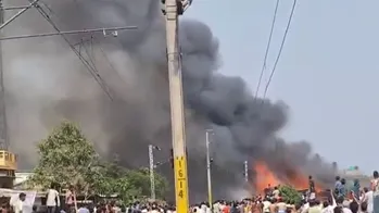 সন্তোষপুর বস্তিতে ভয়াবহ অগ্নিকাণ্ড, ধোঁয়ায় ঢাকল আকাশ, বন্ধ বজবজ-শিয়ালদহ ট্রেন পরিষেবা