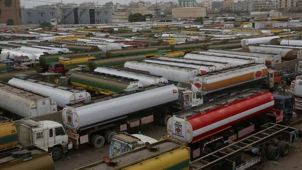 বাংলাদেশে জ্বালানি সঙ্কট! সেই ভারতের কাছেই অতিরিক্ত ডিজেল চেয়ে আবেদন ঢাকার, ভেবে দেখবে নয়াদিল্লি