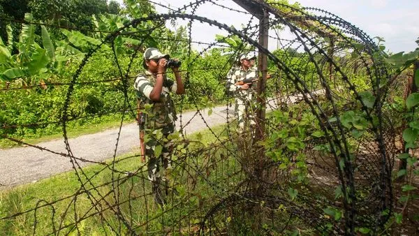 ভারত-বাংলাদেশ সীমান্তে বিএসএফের নজরদারিতে শুরু কাঁটাতারের কাজ