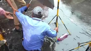 Mumbai Rains: BMC Worker Falls Into Open Manhole In Front of Mayor - Watch