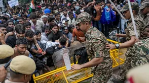 CJP's 'Chalo Sansad' March: Police Lathicharge Protesters, Mobile Internet Suspended In Parts Of Delhi