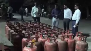 LPG Shortage Panic Spreads Across India As Booking Systems Crash And Long Queues Form Outside Gas Distributors