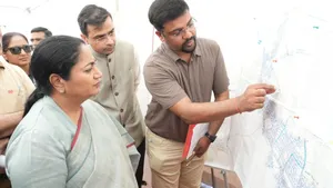 Delhi CM Rekha Gupta Conducts Surprise Inspection At Azadpur Mandi, Cracks Down On Delays