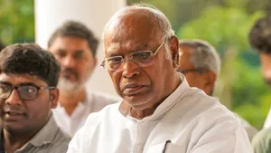 Mallikarjun Kharge Gets EC Notice Over PM Modi “Terrorist” Remark, Asked To Reply In 24 Hours