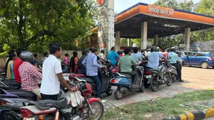Petrol Shortage In Jamshedpur: Massive Two-Wheeler Queues Seen At Indian Oil, HP Pumps Amid Fuel Crisis
