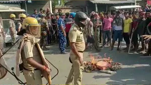 West Bengal: नाबालिग लड़की से रेप के बाद हत्या, 24 घंटे से सुलग रहा कालियागंज, पुलिस का शव घसीटते VIDEO वायरल 