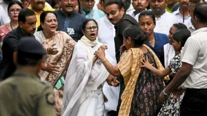 'वो हमारे सेंटर्स को लूट रहे हैं', बिना सेक्योरिटी के मतगणना केंद्र में घुसीं ममता बनर्जी, मचा भारी बवाल