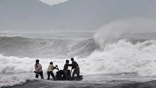 Tauktae Cyclone: 16 मई तक भीषण चक्रवाती तूफान बन सकता है 'तौकते' , इन  राज्यों में बाढ़ की चेतावनी जारी | Tauktae Cyclone: IMD says Tauktae Become  a Very Severe Cyclonic Storm Flood Warnings - Hindi Oneindia