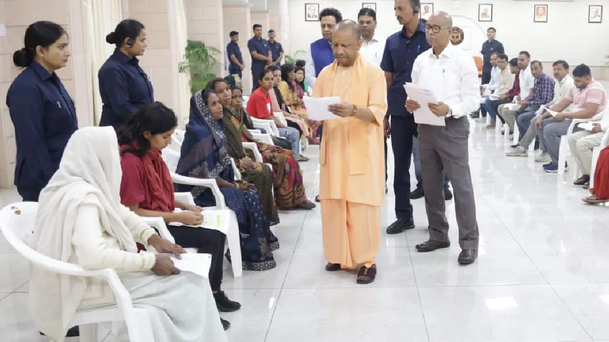 समस्या लेकर आये लोगों से मिले मुख्यमंत्री, बोले- आपकी सेवा ही सरकार की  प्राथमिकता | up cm janata darbar latest news hindi uttar pradesh lucknow -  Hindi Oneindia